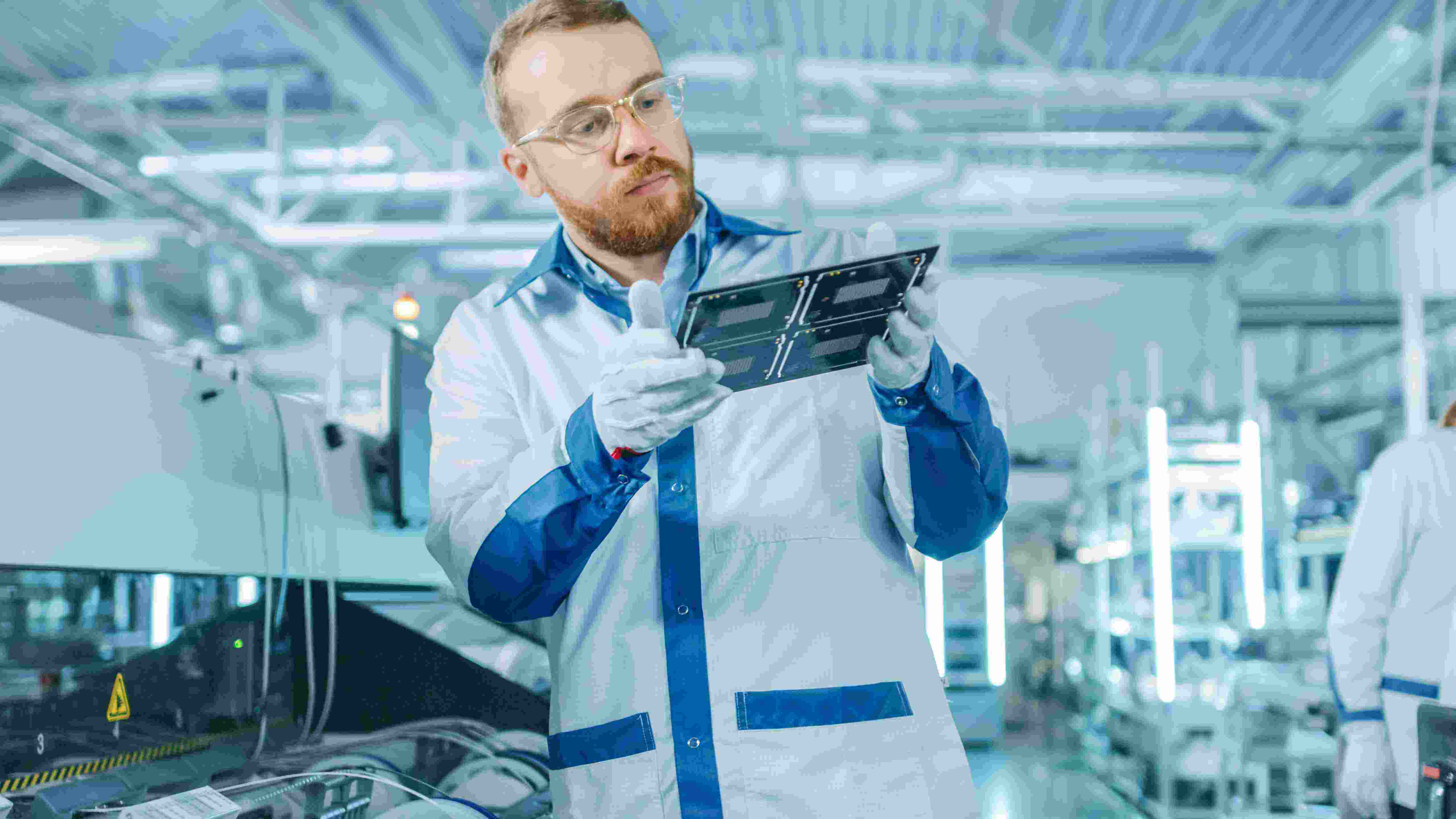高科技工厂：质量控制检查员检查电子印刷电路板是否有损坏。基于表面安装、选择和放置技术的PCB背景装配线 (1) (1) (2).jpg