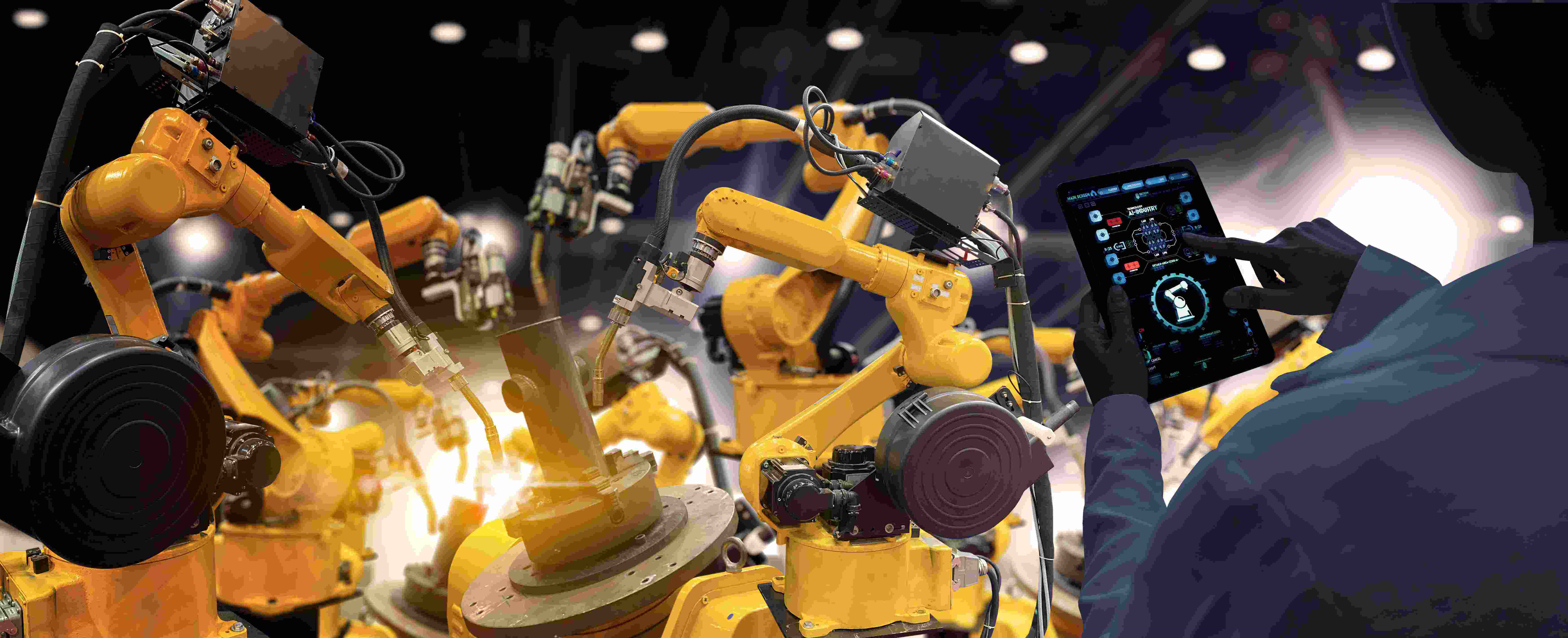 工厂的女工业工程师在智能化工厂的自动化机械臂机器上进行实时监测系统软件的工作。数字未来制造 (1) (1).jpg